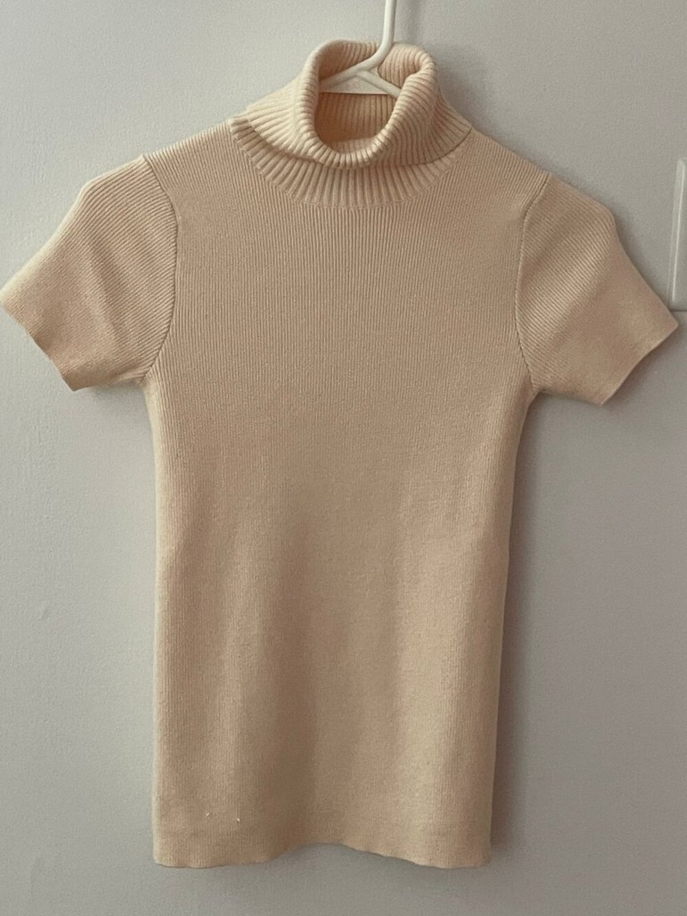 Short sleeve ribbed turtleneck sweater